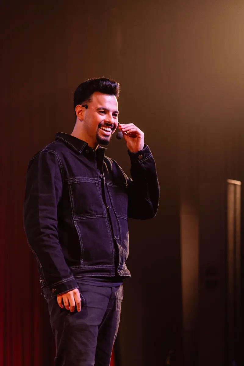 William Flores no palco sorrindo